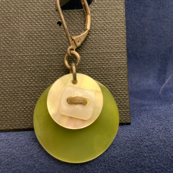E6/ NWT  Cookie Lee  Earrings  - Green Shell - Picture 2 of 3